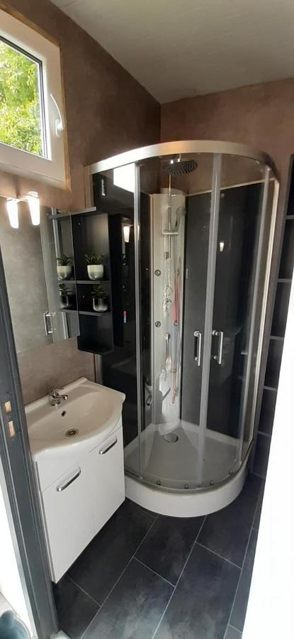 Chalet 2 Landgoedcamping Nienoord In Leek מראה חיצוני תמונה